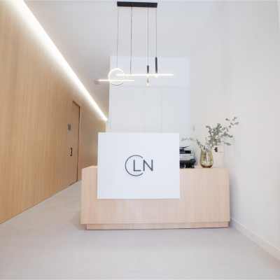 Recepción de Clínica CLN Granada, espacio moderno y acogedor para atención ginecológica personalizada