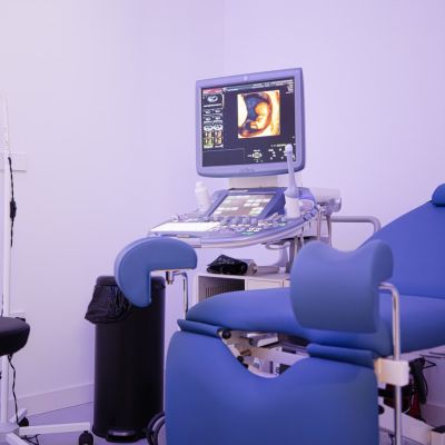 Sala de ecografía en Clínica CLN Granada equipada con ecógrafo para diagnósticos ginecológicos y obstétricos